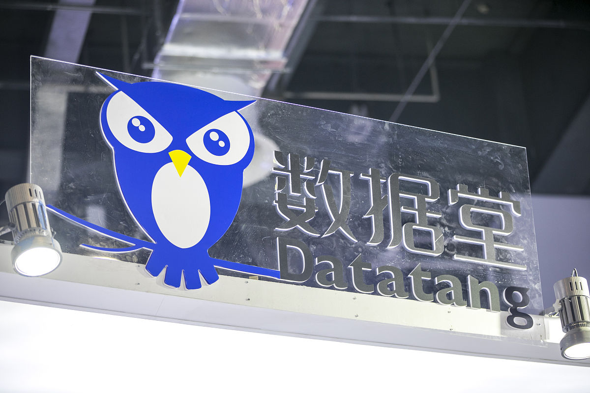 请帮忙补充和细化下面关于AIGC(从文字、图像和图形3D等方面)在中医诊疗和中药应用中的阶段划分的内容: 请帮忙补充和细化下面关于AIGC(从文字、图像和图形3D等方面)在中医诊疗和中药应用中的阶段划分的内容: