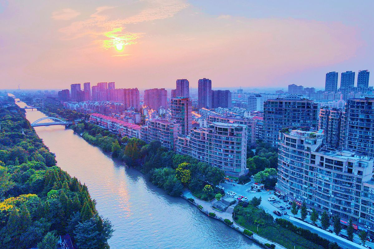 2021年9月9日,江苏省如皋市,如泰运河如城段在傍晚余晖映衬下波光粼粼