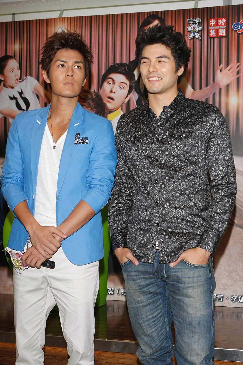 帮我起一个男的和一个女的角色名字和昵称要求是情侣的名称内有 梦 字 读着顺口大气 好记 网络游戏相关的 帮我推荐10