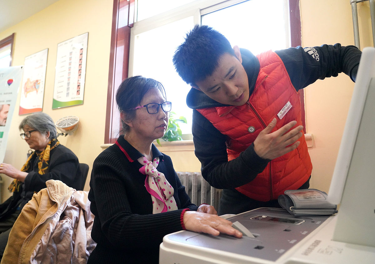 围绕志愿者沟通交流平台不完善分两个大方面论述志愿者协会中志愿者之间交流互动不足的原因并结合具体事例说明不少于1000字