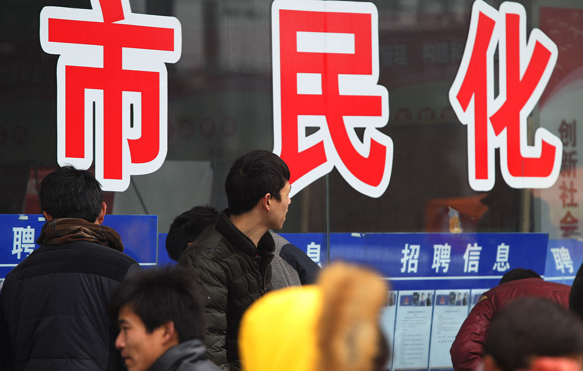   2014年2月19日,众多举着招工牌子的家纺企业招工人员聚集在江苏南通