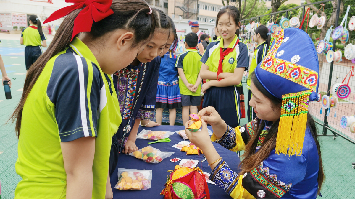 2026年4月15日,在广西贺州市八步区龙山<strong>小学</strong>,老师在们