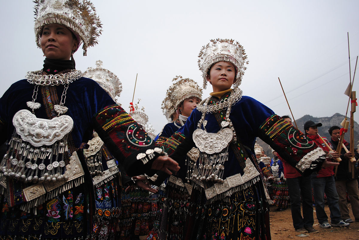 2012年2月4日,贵州凯里市,苗族同胞在跳芦笙舞闹新春.