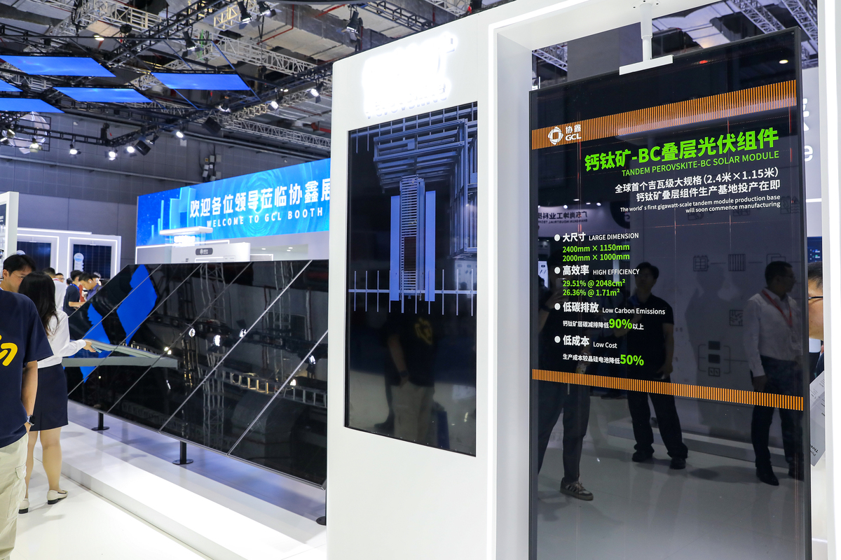 把下面的内容用中文换个说法在不改变原文含义和段落的情况下使其更易于理解并且需要按原文段落顺序进行输出：经历了相对沉寂的2022年DIC 2023上海显示展将以饱满的热情联合国际信息显示学会、国际半导体产业协会、韩国显示产业协会、中国电子商会、中国电子材料行业协会、行业知名咨询及证券金融机构等国内外权威机构与显示同仁一道共迎显示产业新篇章！