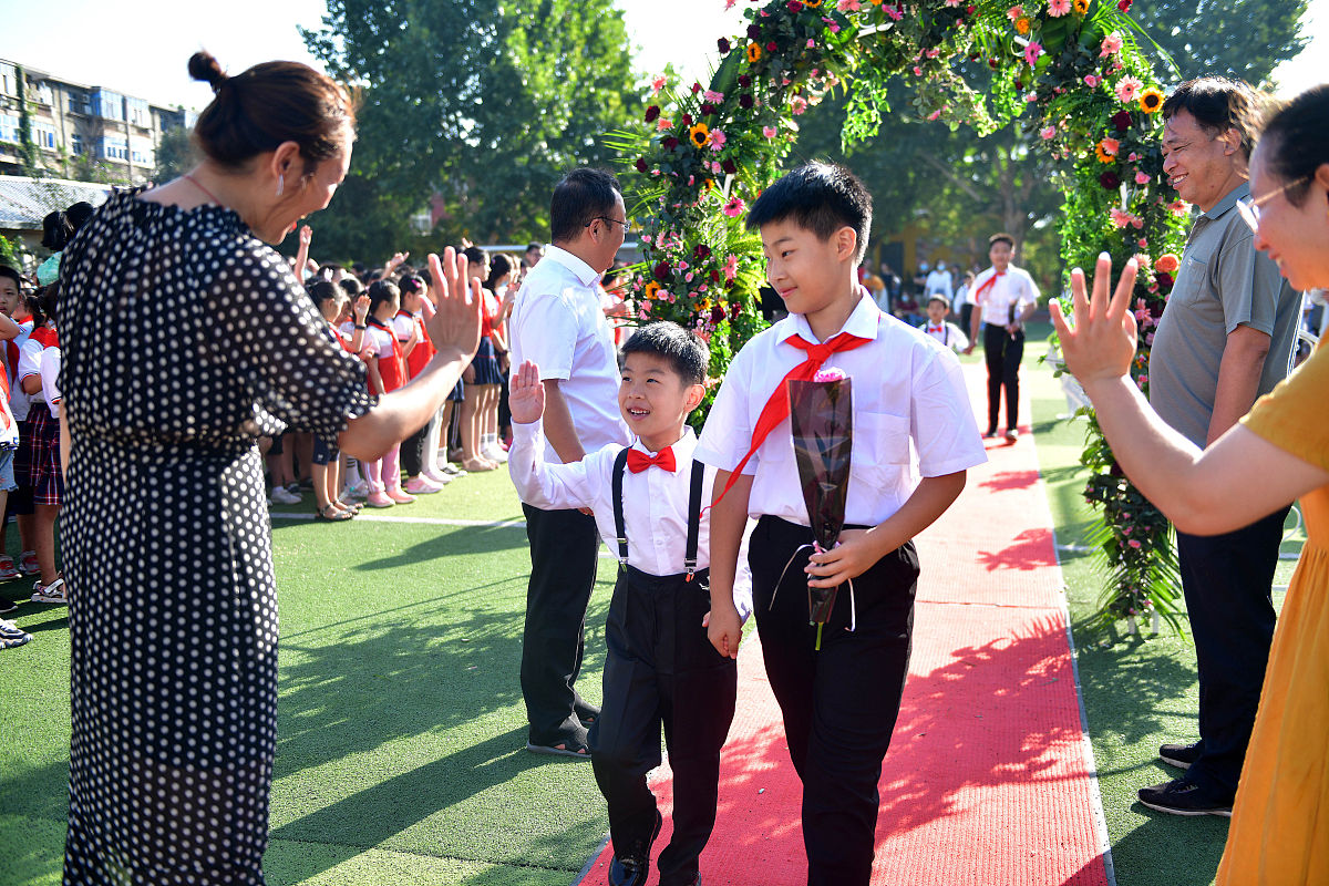 弟弟该如何回复姐姐关于短袖的关心？