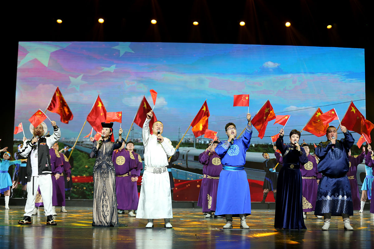 2021年4月7日,辽宁沈阳,"红色文艺轻骑兵"乌审旗乌兰牧骑全国巡演沈阳