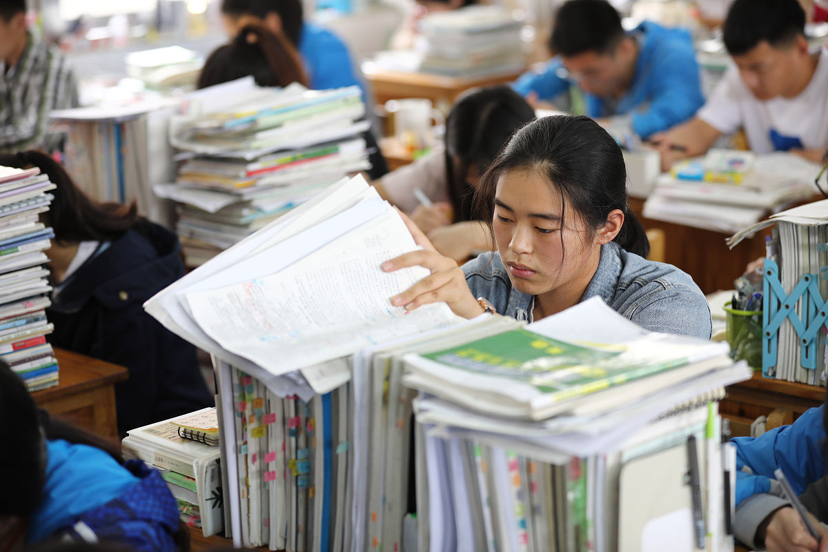 2018年6月4日,江苏连云港赣榆高级中学高三学生们抓紧时间查漏补缺,备