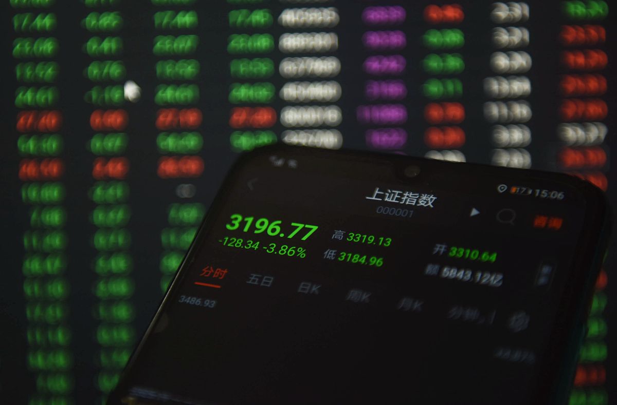 2020年7月24日,杭州股民手机上显示的上证指数的收盘点位.