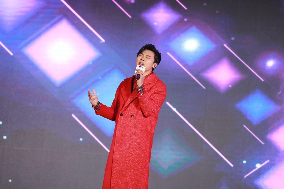 2020年12月24日,上海,明星现身ms上汽r汽车迎新演唱会 .高嘉朗