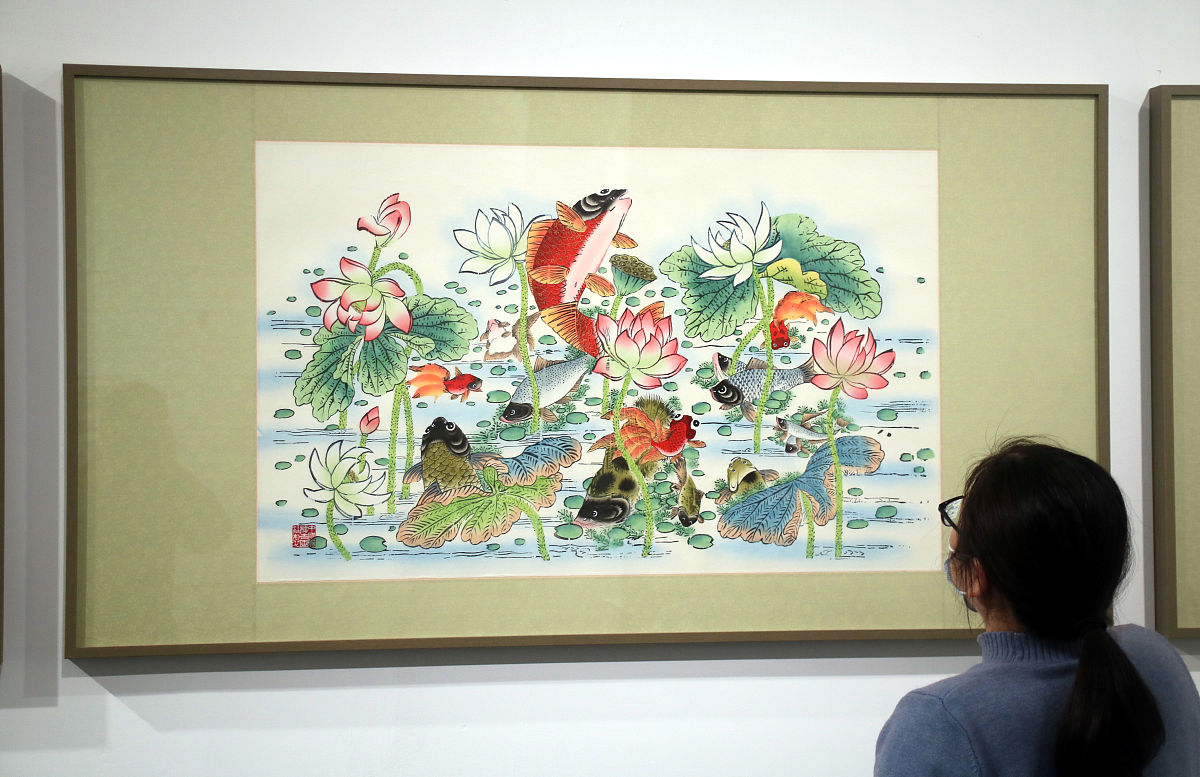 2022年1月14日,江苏苏州,观众在中国十二地传统年画联展上参观.