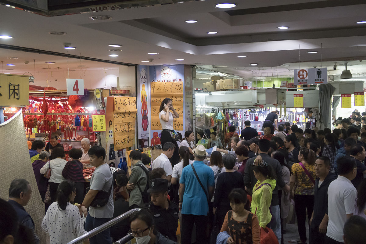 2018年9月28日,北京,开业20年后,官园批发市场今天午后开始撤市,市民