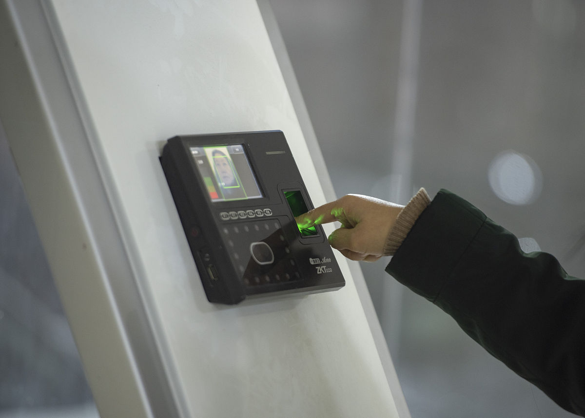 写一个内部通知通知：经过前期的调试值夜班打卡机已安装完毕。打卡次数：一班两次。打卡时间：上班时间：18：30-19：00下班时间：6：30-7：00。打卡方式：仅限考勤机打卡。考勤机位置：办公楼一层中楼梯口内办公楼中进入厂区出口打卡人员：名单后附