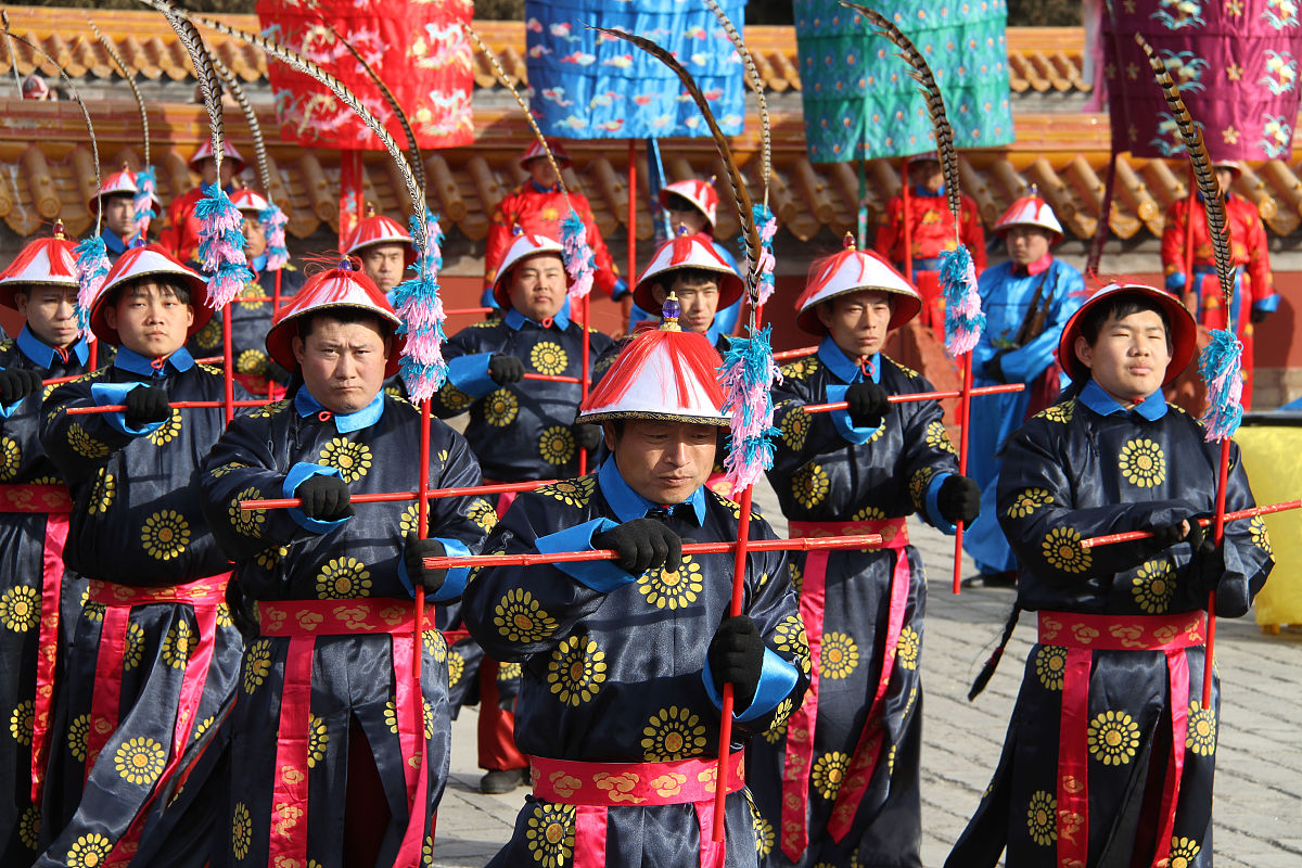2018年2月20日,北京,演员们在北京地坛庙会上进行仿清祭地表演.
