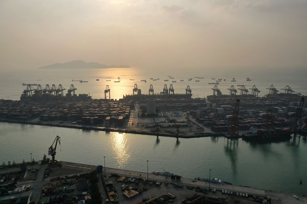 2020年11月26日,广东省深圳市南山区赤湾蛇口集装箱码头航拍.