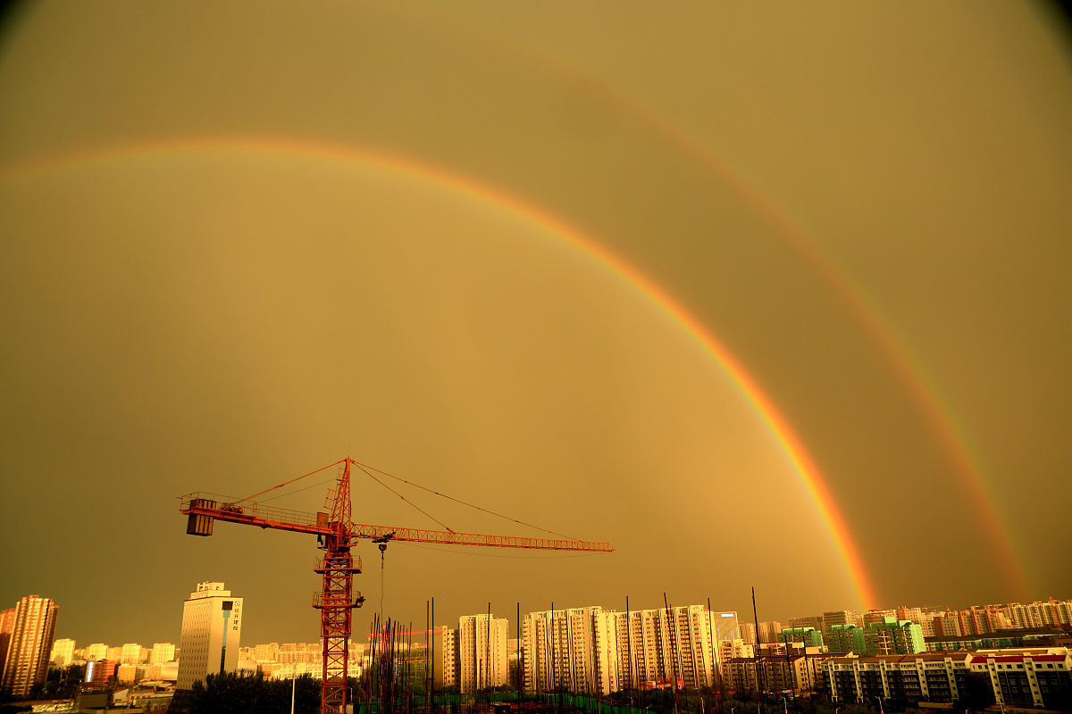 2020年6月20日傍晚,河北张家口,太阳即将落下的时候,下了一场雷阵雨,