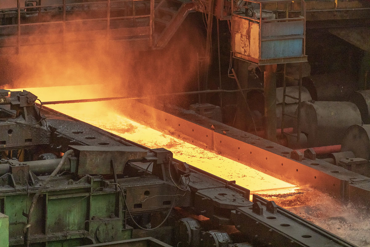 写一个800字简介要求有关键词钢铁无损检测；摩擦磨损；金属磁记忆；钢铁作为一种铁磁材料具有高磁导率、高韧性、高强度、易加工等优良性能被广泛应用于汽车、压力容器、模具、机床等制造业领域。但是钢铁在人类生产生活中发挥关键作用的同时也不可避免地会因为承受各种类型的工作载荷而发生材料失效。对于运行中的钢铁机械构件来说零部件摩擦副表面因摩擦磨损而失效是其主要的失效形式之一据不完全统计大约80的机械零部件失效