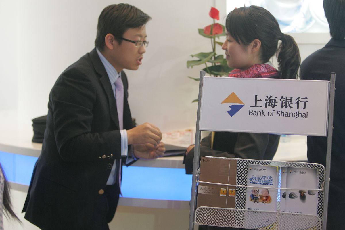 阐述：宁波银行南京分行后台业务集中运营管理中前台、中后台职责划分不清晰的表现3条1500字