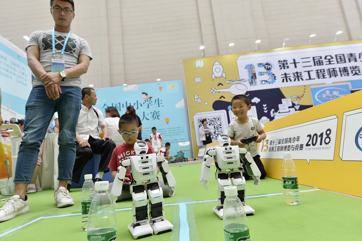 文章不少于面向人群是小学生要求教导小学生学会独立、自己的事情自己做。要求文章语言风格童趣生动。主要内容是一个叫小明的孩子什么事情都要爸爸妈妈帮他完成。爸爸妈妈没时间就给他做了一个机器人可是机器人吧事情做的一塌糊涂。小明从此决定独立完成自己的事。