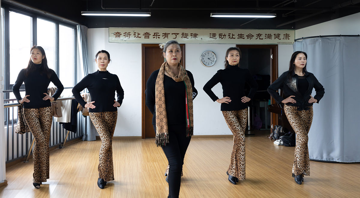 帮我写3条50以内的形体礼仪导师招生培训文案