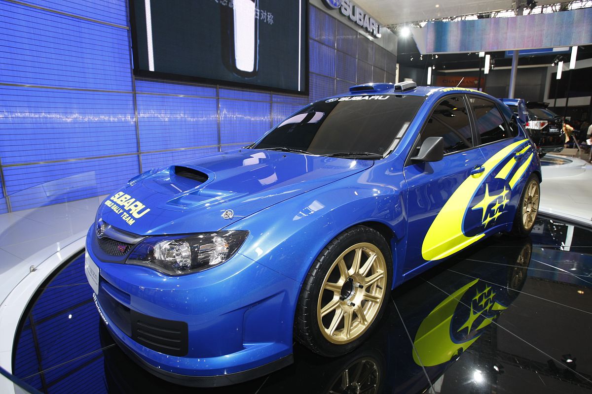 斯巴鲁翼豹STI则是拓海父亲的座驾它搭载着20L水平对置四缸涡轮增压发动机真的是足够强悍了这个部分多写一点大概100字