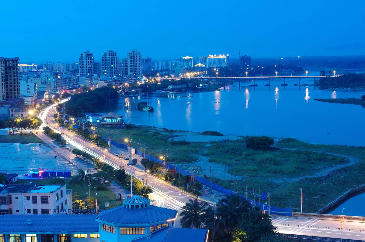 2014年6月10日,海南琼海市,关掉部分路灯后的万泉河沿河路景观.