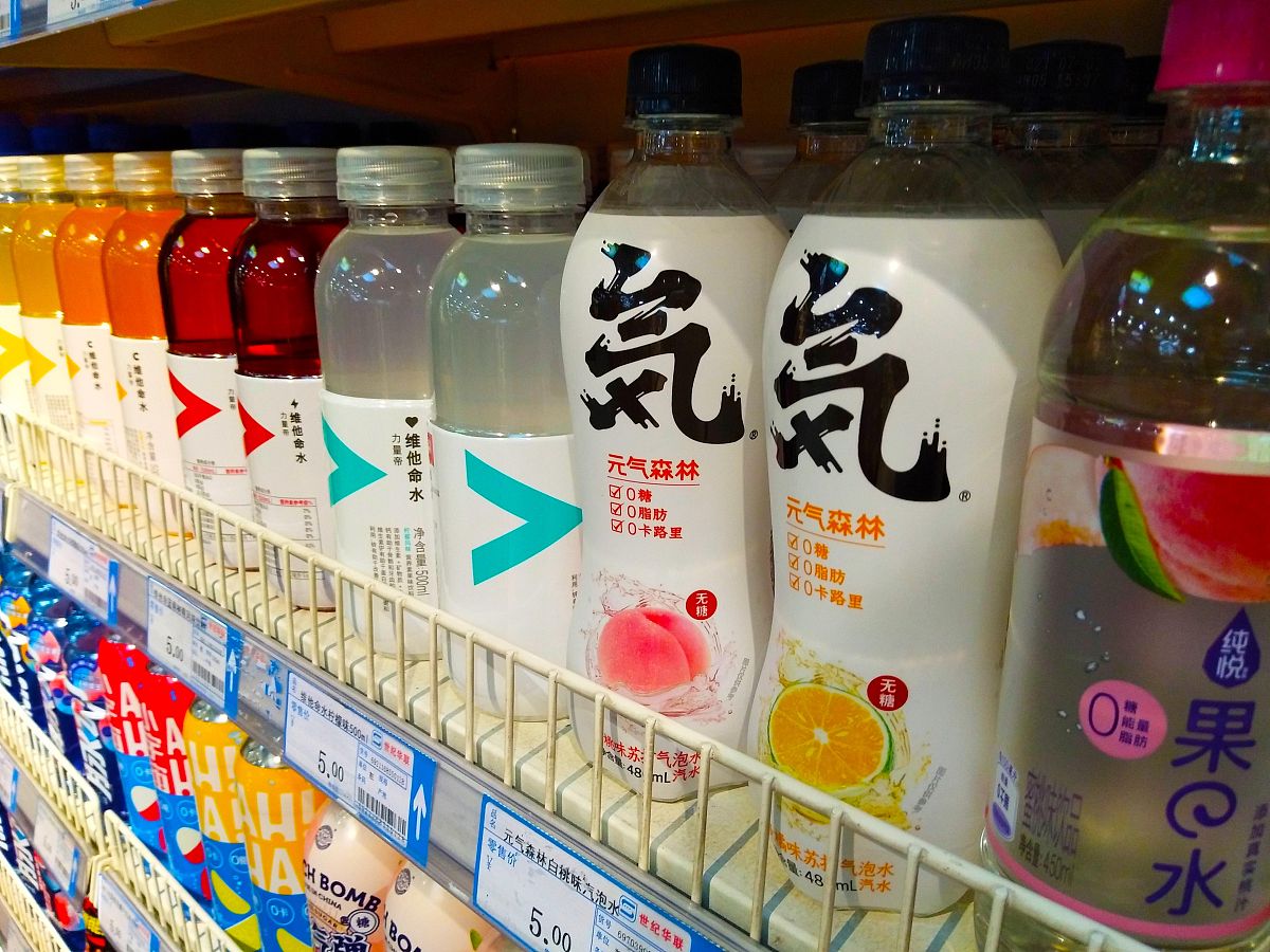 基健能饮料最佳饮用时间：运动前后及运动中