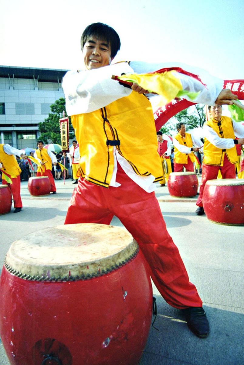 8月19日下午,由南京公交总公司在山西路广场举行的"迎华商大会,展公交