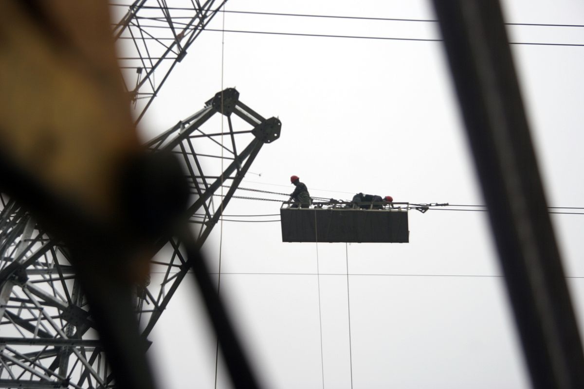 做好设备物资安全管理禁止在大风、沙尘等恶劣天气下进行户外起重吊装作业 做好设备物资安全管理禁止在大风、沙尘等恶劣天气下进行户外起重吊装作业