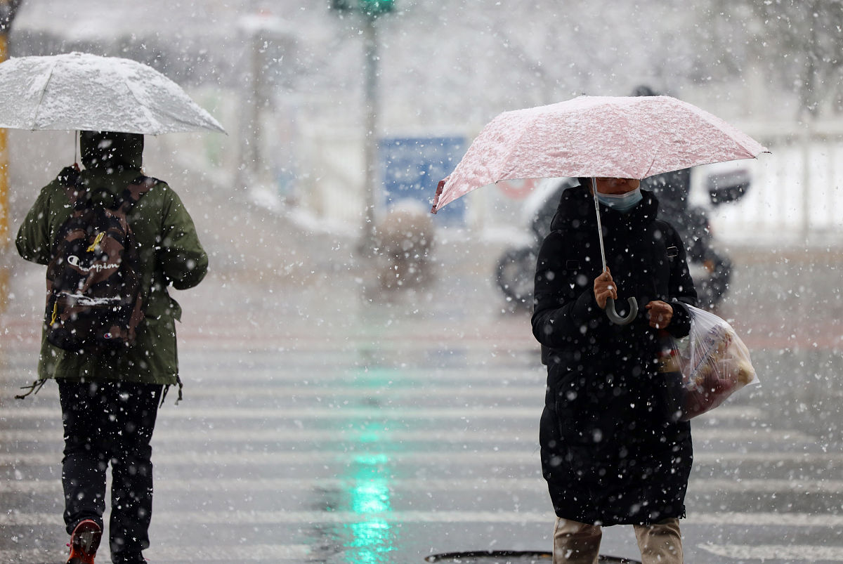 2022年3月18日,北京,受冷空气影响,北京迎来降雪天气,城市换银装,市民