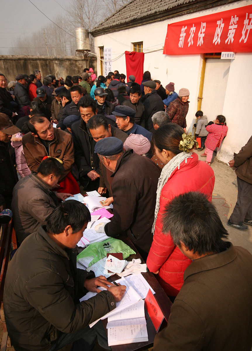 论述基于社会工作滁州市农村低收入家庭社区支持存在社区支持缺乏有效的政策和就业资源扶持的问题写成一段话格式不少于500字。