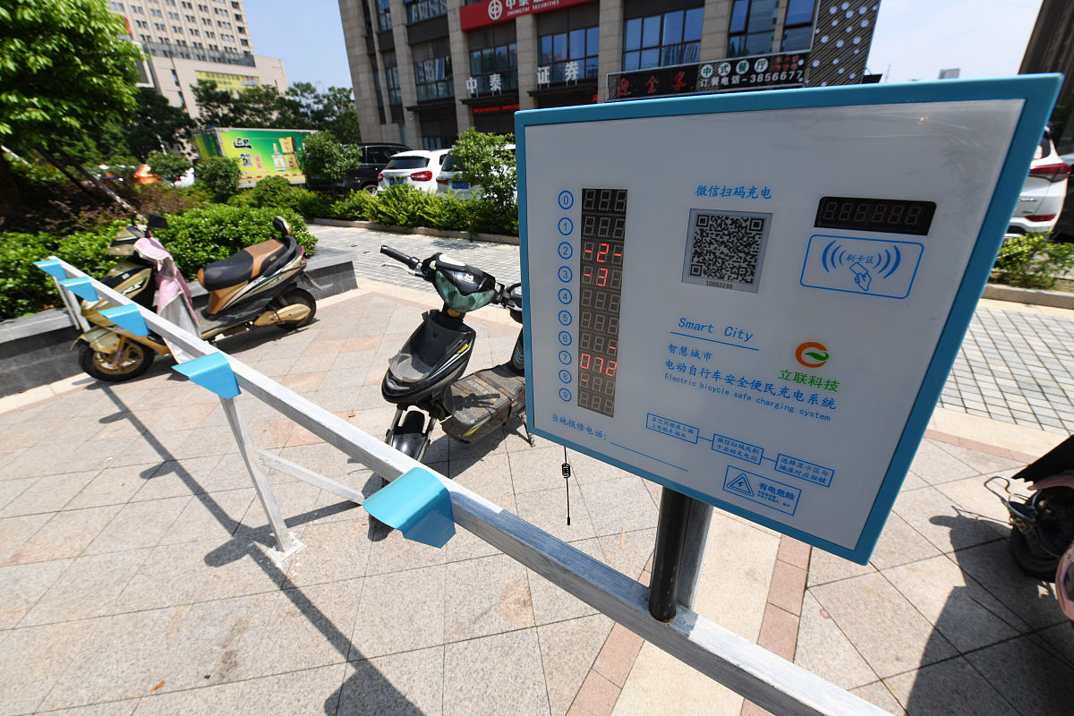 园区充电桩正式投入使用，为商户提供便捷服务