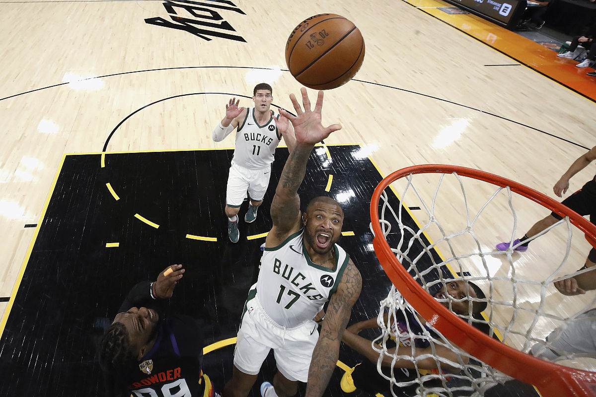 tucker (17) shoots over <strong>p</strong>hoenix suns' jae crowder (99) during