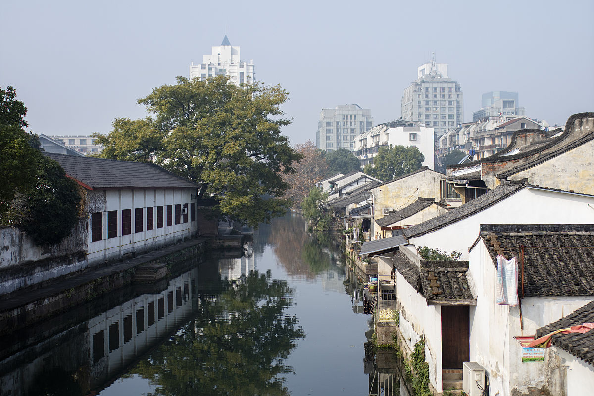 2020年12月13日,浙江绍兴冬日街景.