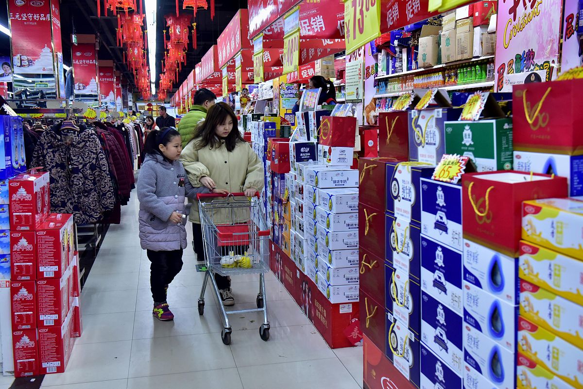 2019年2月10日,顾客在河北省石家庄新乐市一家超市购物.
