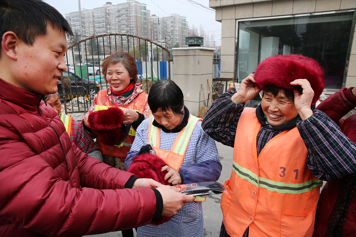 金灿灿的爱心：温暖世界的阳光