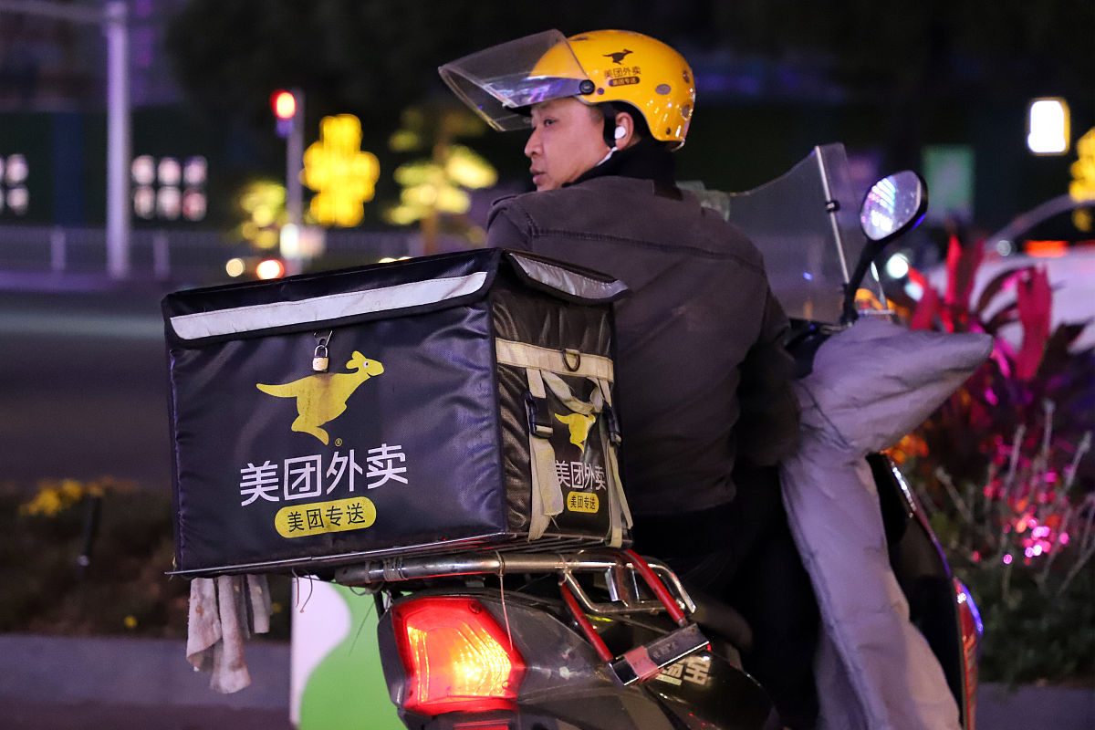 外卖小哥送餐后又接紧急“新订单”，网友：真是辛苦了！