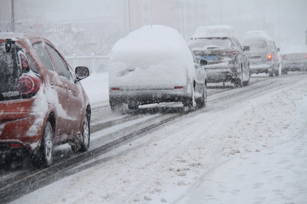 雨雪天气行车安全指南：如何安全驾驶？