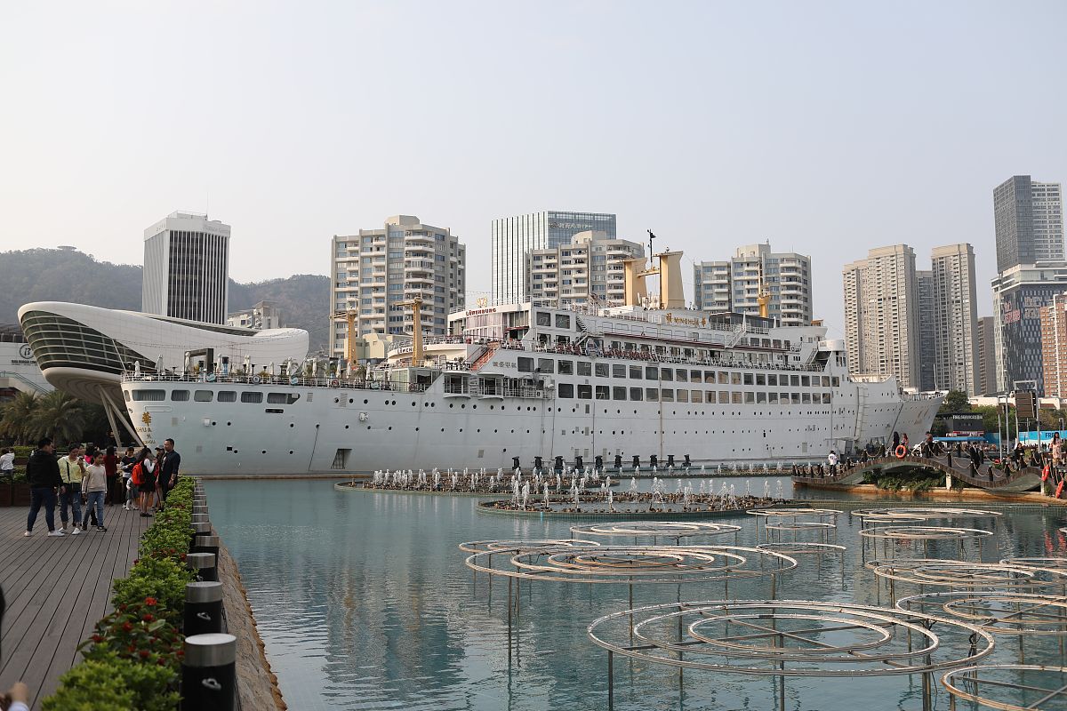 2018年3月17日,深圳,市民在明华轮前观光.海上世界即"明华轮",是以万