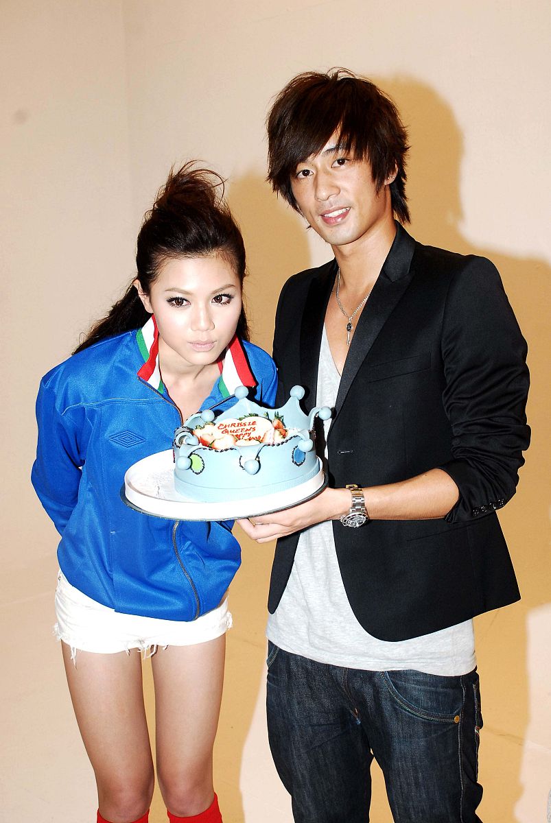 2010年5月22日,香港,周秀娜为世界杯拍摄mv.+++_+++mv,世界杯,主题曲,