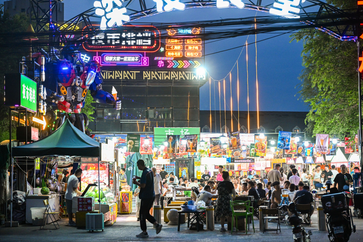 我是一名设计师要以潮汐为概念主题设计一条未来概念向的夜市街但并不是真正的潮汐只是一种概念的引入涨潮和落潮只是代表店铺的行为。不是传统摆地摊而是设计搭建一种新型的自营点小建筑每个商家一个小建筑可以在里面售卖。又因为夜市只在夜间出现所以再结合时间概念这个时间概念又分为大时间和小时间大时间是指夜幕降临整个夜市的开启与随着时间很晚了夜市关闭。小时间我目前想的是关于每个店铺的开启时间的概念但还没有深化。关于