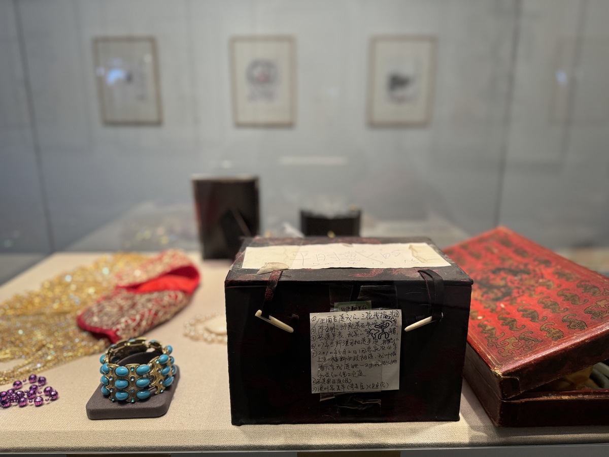 我的毕业设计是以西汉皇后玉玺为外观的拓展坞，帮我的毕业设计想一个名字，字数控制在四个字以内