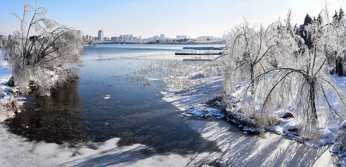 2020年11月20日,一场冻雨加大雪之后,长春整个城市变成水晶世界,南湖