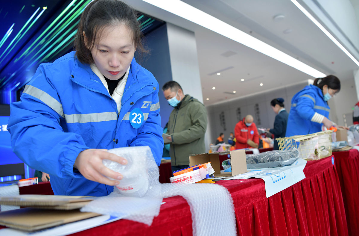 姓名：张云 年龄：28岁 性别：男 性格：勇敢、坚毅、乐观、善良 特点：全栈工程师、热爱家乡、关注贫困地区发展 国家：中国 背景：大学本科毕业于北京某高校进入一家知名互联网公司工作五年后辞职回到家乡发展 爱好：阅读、编程、旅游 口头禅：加油！ 人物形象：年轻有为的全栈工程师充满正能量具有改变家乡命运的决心和信心 大纲： 张云辞去了城市的高薪工作回到了西部贫困地区的家乡。他深刻认识到家乡贫困的现状和