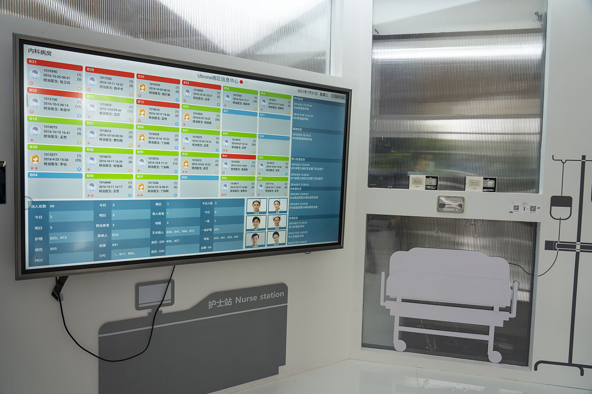 请帮修改论文题目要求不能出现应用二字并且语句尽量简短：区间经济模型预测控制器在污水处理的应用