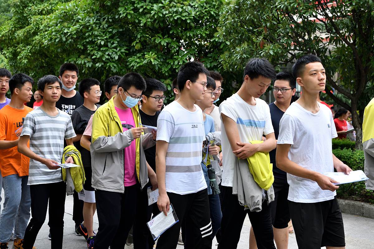 巴中初中女生上什么中专学校好？