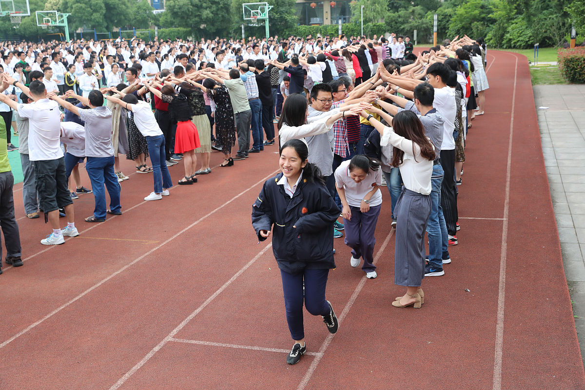 2018年6月4日,浙江省宁波二中,同学们穿越老师们用双手搭建的"成功门"