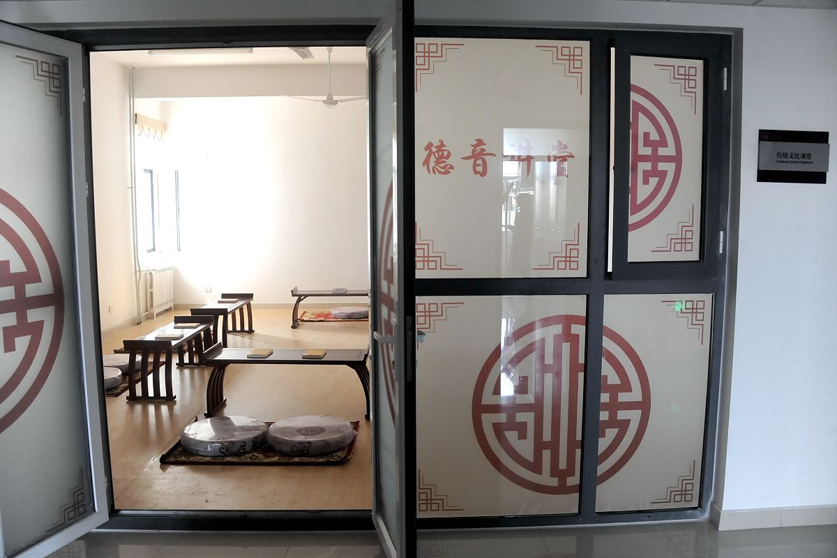 大门厨房门厨房窗在一直线上咋整没有地方做隔断用250字详细解答