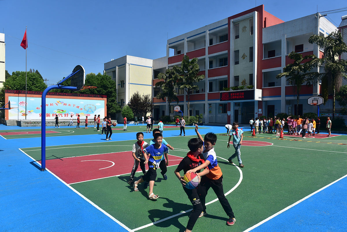 2020年6月9日,四川内江,市中区全安镇中心小学校的学生们在操场上运动