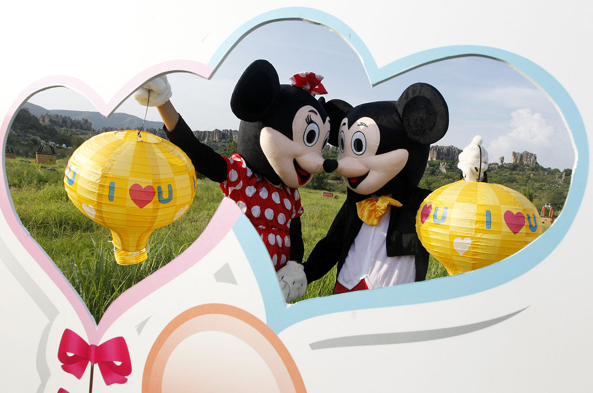 当我还是个小孩子看《米老鼠俱乐部》的时候我就一直是米老鼠的粉丝!我50岁的时候第一次去迪斯尼乐园!爱每一分钟!我觉得没必要再去佛罗里达了!