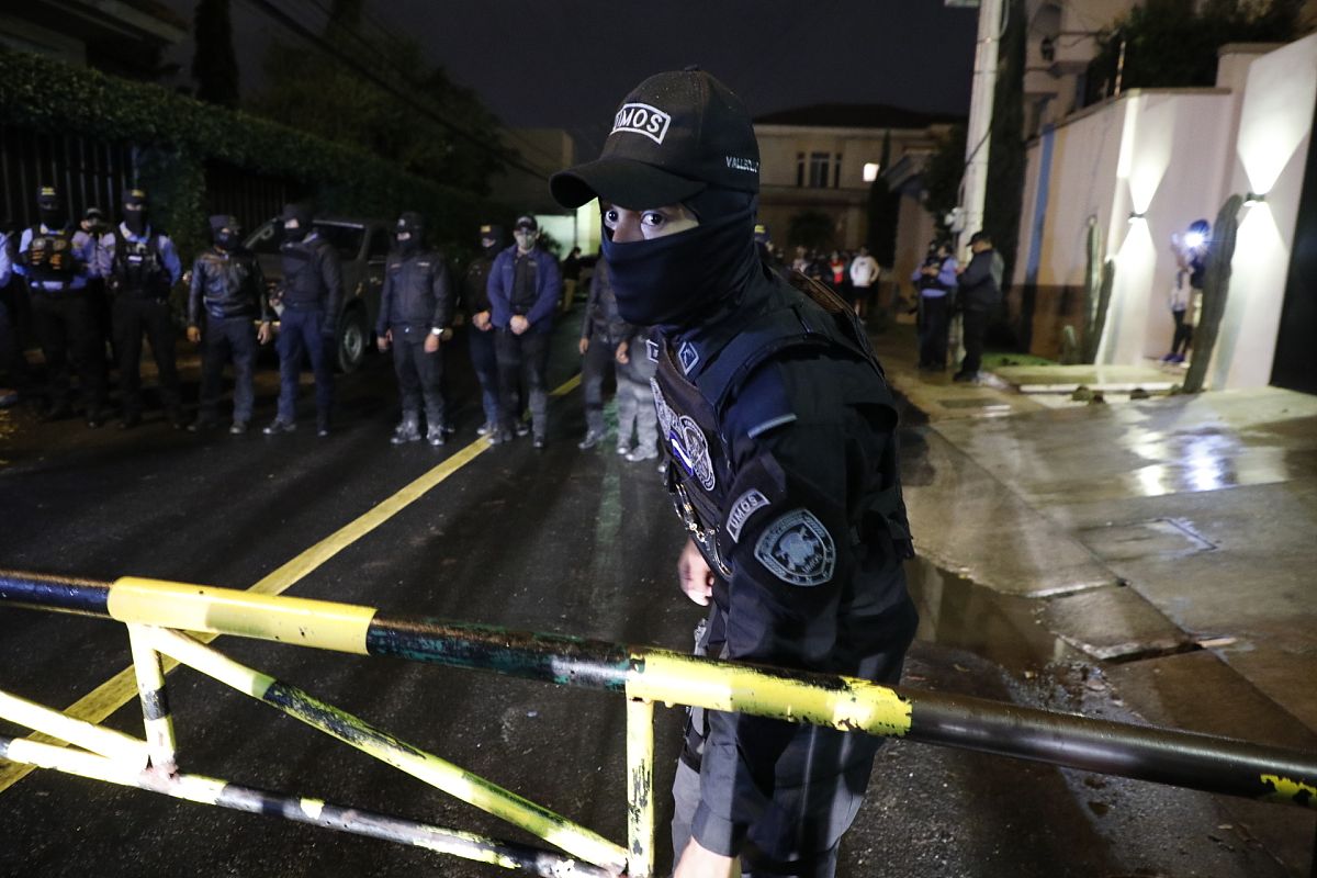 当地时间2022年2月15日,洪都拉斯特古西加尔巴,警方包围洪都拉斯前总